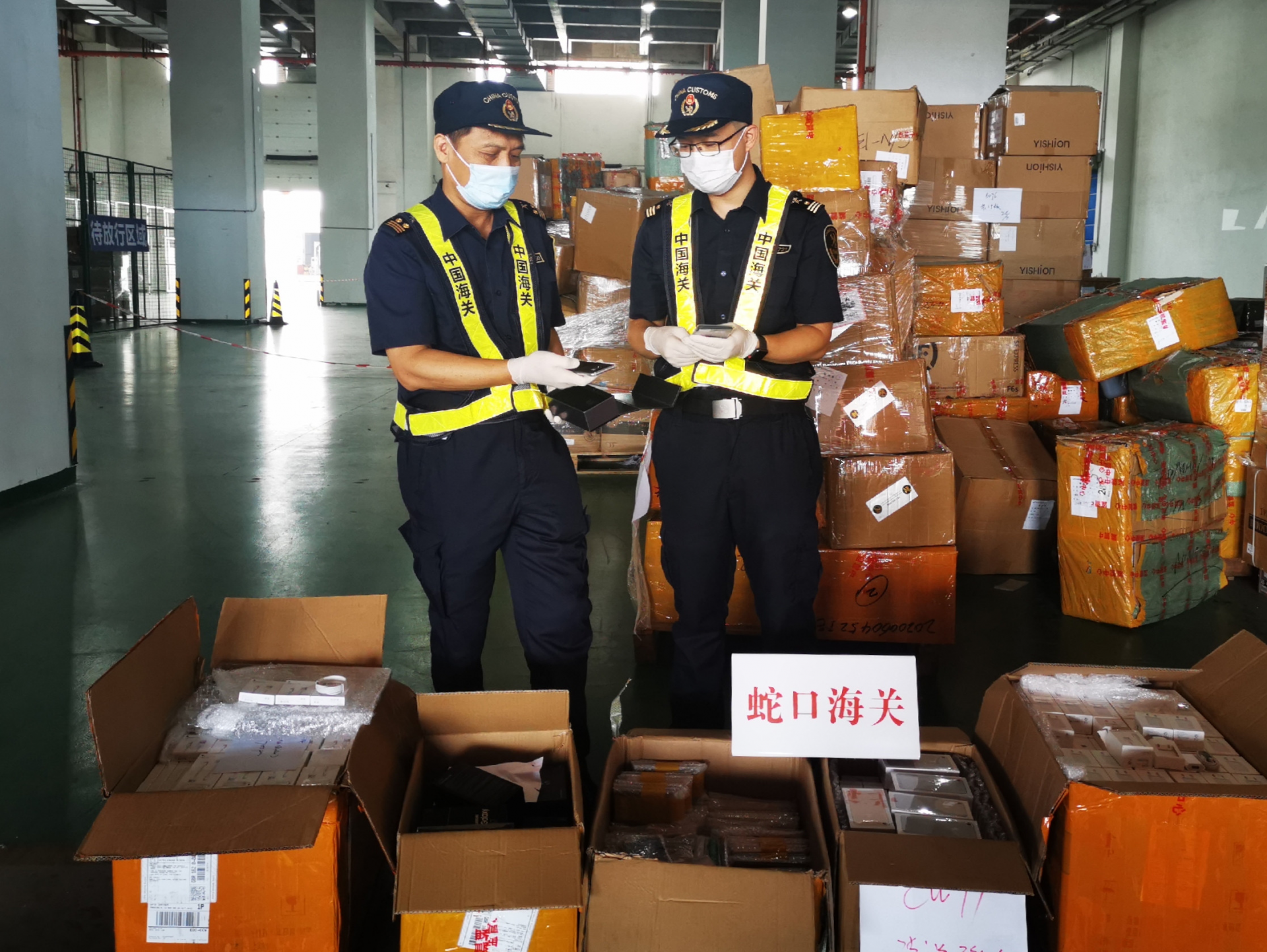 涉案商品13642件，蛇口海关查获伪瞒报电子产品侵权案