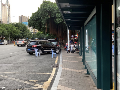 深圳市区部分公交站台仍有社会车辆违停，@私家车主 请别“霸”道！