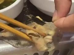 海底捞回应塑料乌鸡卷事件：系生产时产品标签掉落