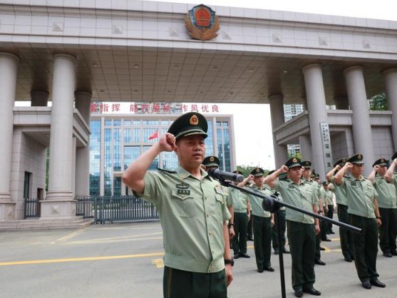 武警深圳支队举行重温入党誓词活动