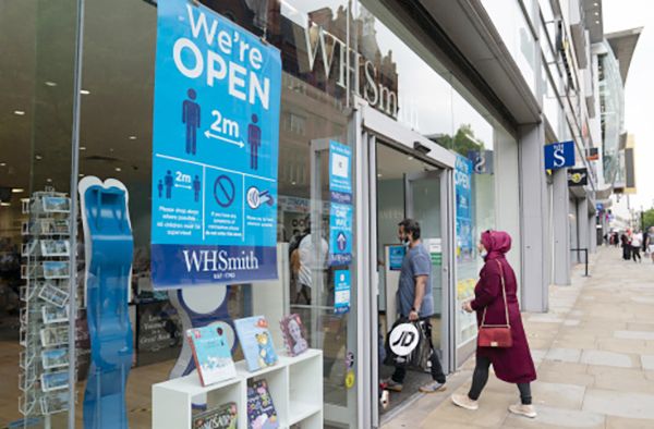英国宣布将在英格兰实施商店内强制佩戴口罩措施，违者罚款