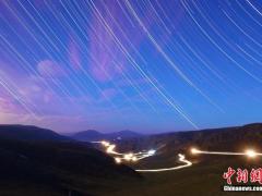 新疆原生态牧场进入闲牧期 夏日景观色彩斑斓