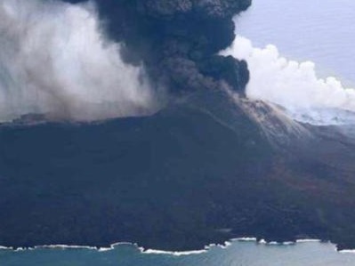 日本西之岛火山喷烟高达4700米，刷新观测纪录