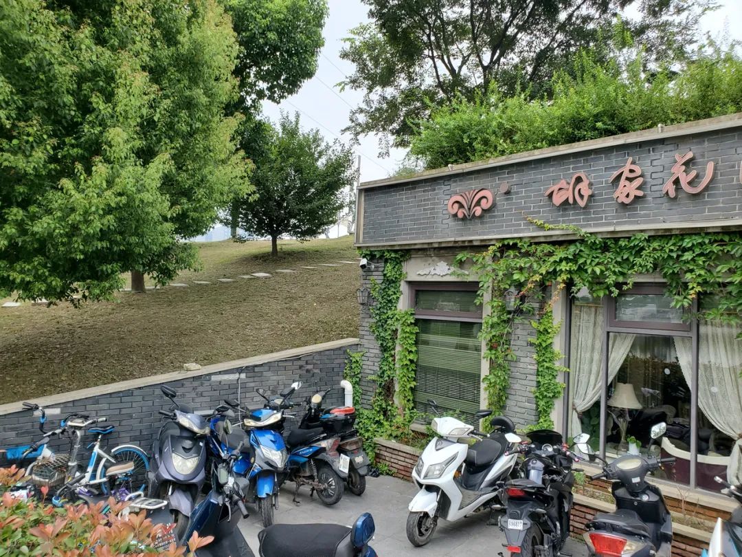 调查 | 防汛已一级响应，秦淮河大堤却被挖空建高档餐厅