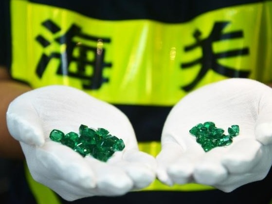 （重）货车司机偷带上百万元祖母绿宝石入境被文锦渡海关截获