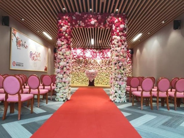 在玫瑰花海里领结婚证 还能进行25项婚检！罗湖婚姻登记处新址启用