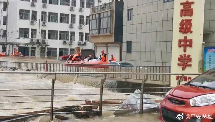 湖北黄梅：暴雨内涝致500多名高考学生被困 已陆续补时参加考试