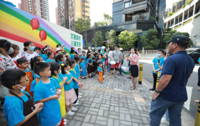 莲塘街道开展儿童友好型社区亲子艺术墙绘活动