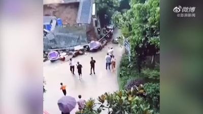 四川一小学操场坍塌，官方：下雨所致无人员伤亡