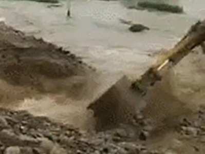 安徽庐江石大圩决堤、缺口扩大至50米，多台抢险挖机被冲走