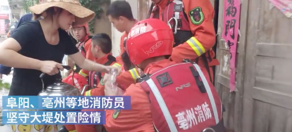 村民自发为抗洪消防准备食物