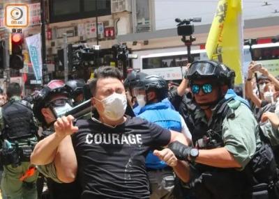 香港一持“港独”旗帜男子被捕
