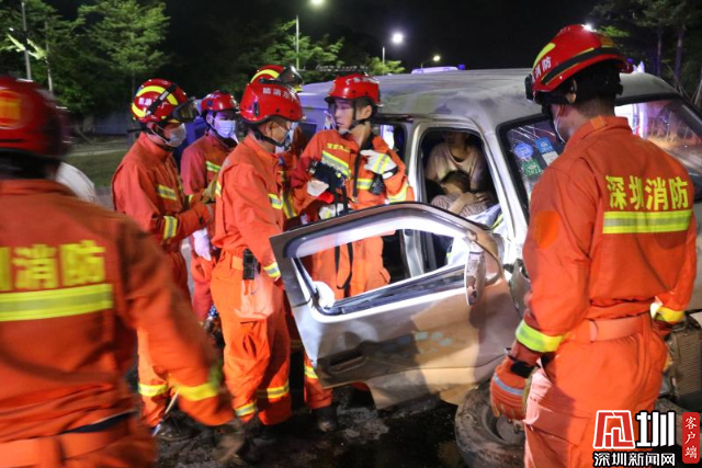 视频 | 面包车荷载8人实载16人 凌晨撞树全部乘客受伤送医