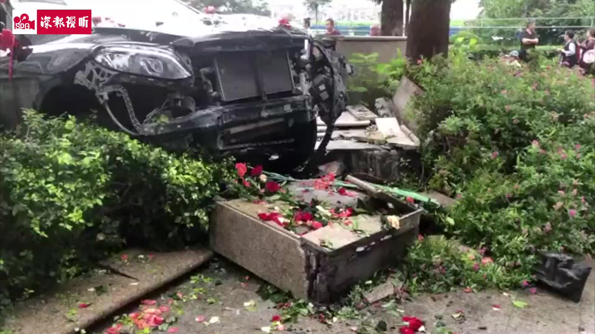 奔驰婚车失控撞死稚龄姐弟，新郎新娘照常举办婚礼