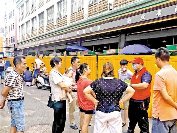 公明社区党委：党员回到群众中 同舟共济抗疫情