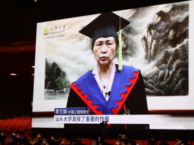 李兰娟在汕头大学毕业典礼上视频致辞寄语学子：勇攀高峰 造福人类