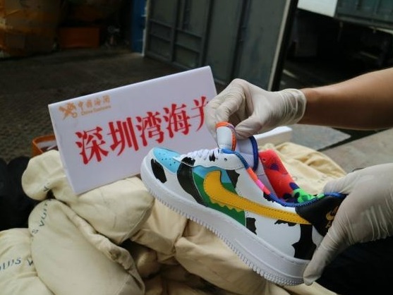 2000余件侵权手机、手表“闯关”被截，涉及11个知名品牌商标