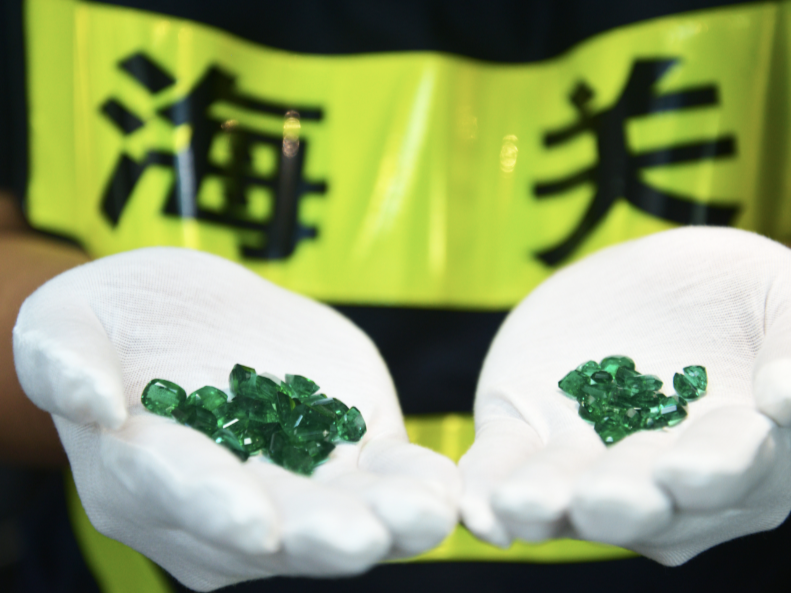 这个司机栽了！背包藏带宝石141颗