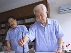 耄耋老人倾尽笔墨传承精髓 挥毫80余载绘就书画人生