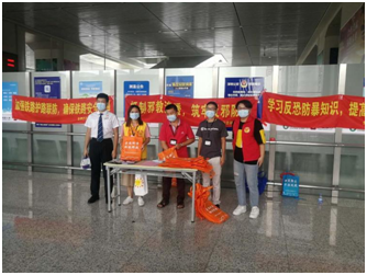 倡导居民争做文明人！  凤凰街道开展爱路护路行动