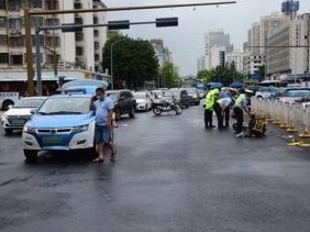 外卖小哥闯红灯被撞倒，深圳交警提醒骑手遵守交通法规