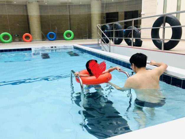 将“水下健身房”搬进医院？ 港大深圳医院启动康复水疗池