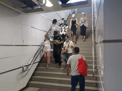 地铁口孕妇半个身子往楼梯倒，他一个箭步上前扶住了！