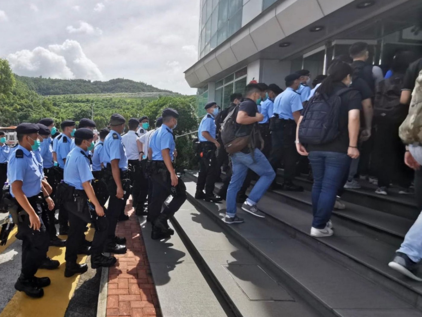 香港警方抵达壹传媒总部大楼，进行搜查