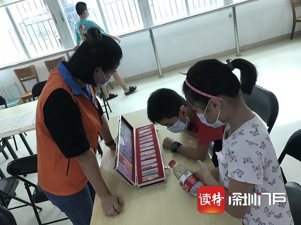 现场展示仿真毒品 莲塘街道禁毒宣传活动进社区