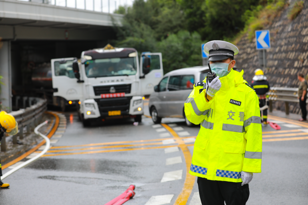 消防车、救护车都来了，还有直升机紧急出动！究竟发生何事？