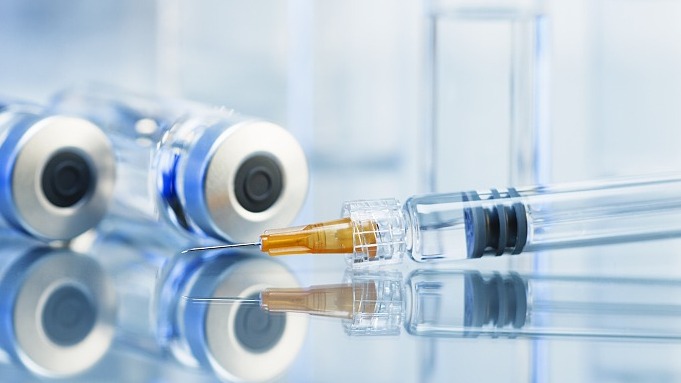 俄首个注册新冠疫苗被命名为“卫星-V”，接种后可免疫两年