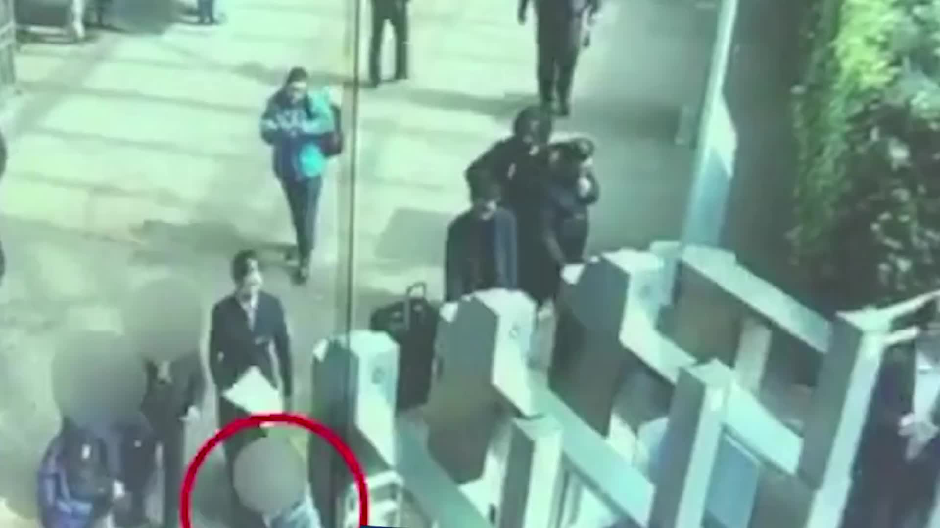 行李箱绊倒老人案双方律师发声，被告称老人继续乘车耽误治疗