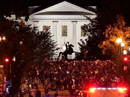 美共和党参议员在白宫附近遭抗议者围堵，自称“遭暴徒袭击”