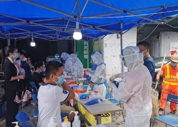 罗芳水产市场再添4个核酸采集点 工作人员开启“白+黑”模式！