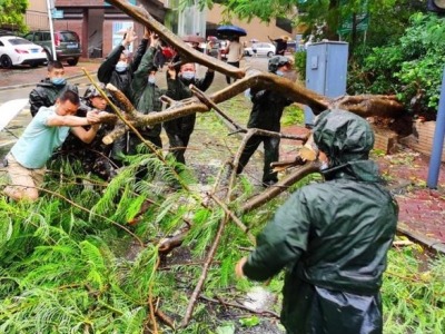 抗击台风“海高斯” 深圳武警在行动
