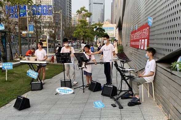 学爱乐队音乐快闪“闪现”深圳街头 用音乐宣扬青少年正能量  