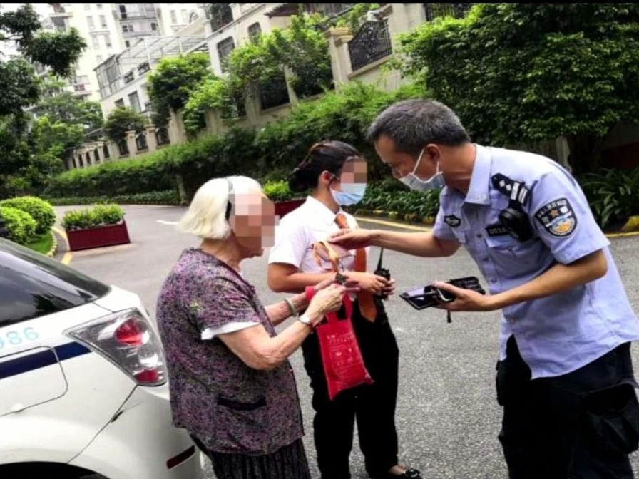 百岁老人走上南坪快速迷路逆行，交警铁骑紧急护送安全离开