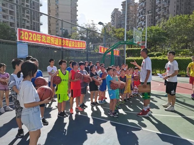 龙城街道举办篮球公益培训，助力青少年健康成长