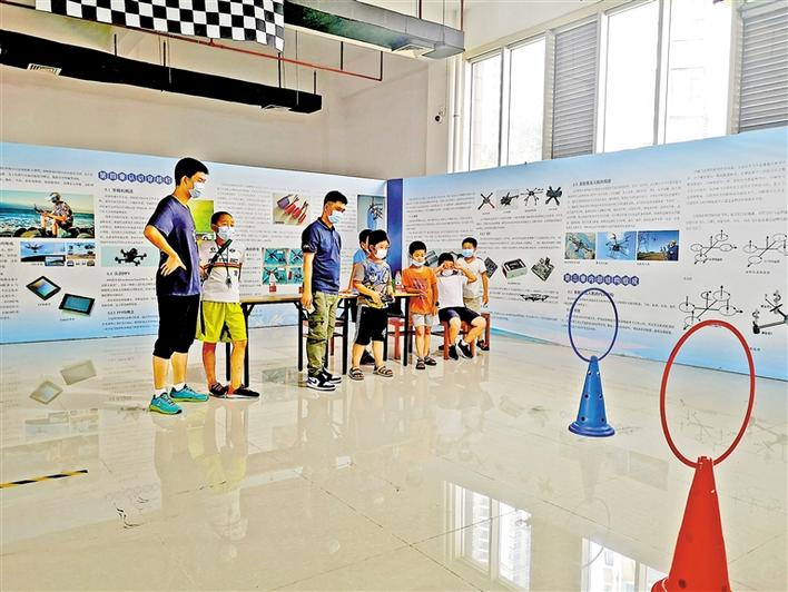 宝安区科技馆开展青少年无人机公益培训