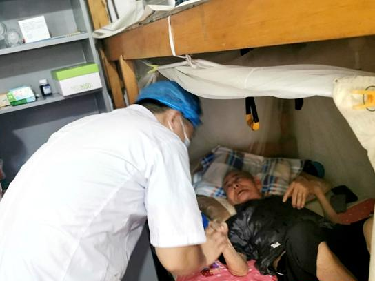 医者仁心！医生每月主动上门为七旬卧床老人换导尿管
