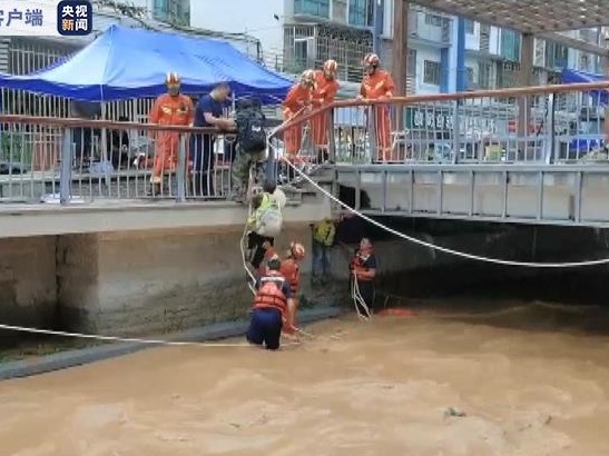 深圳暴雨致9名工人被困桥底 消防火速救援