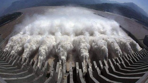 视频 | 洪峰过境 长江三峡开启10孔泄洪