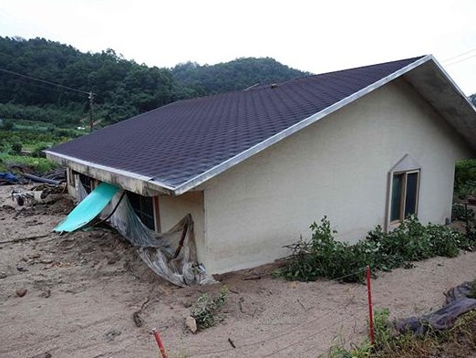 韩国多地暴雨成灾引发洪水，台风来袭或促成韩史上最长雨季