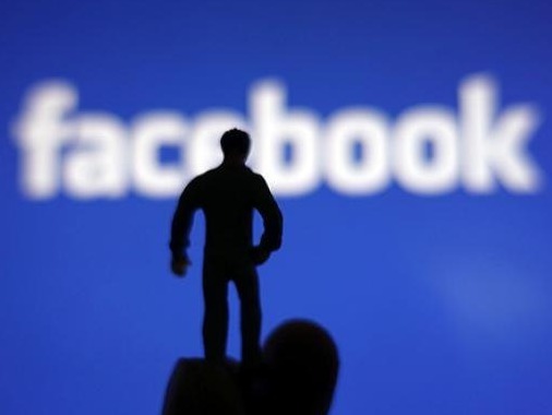 为打击阴谋论，脸书移除近八百个“匿名者Q”相关群组