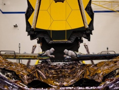 美国宇航局对詹姆斯韦伯太空望远镜进行地面测试 