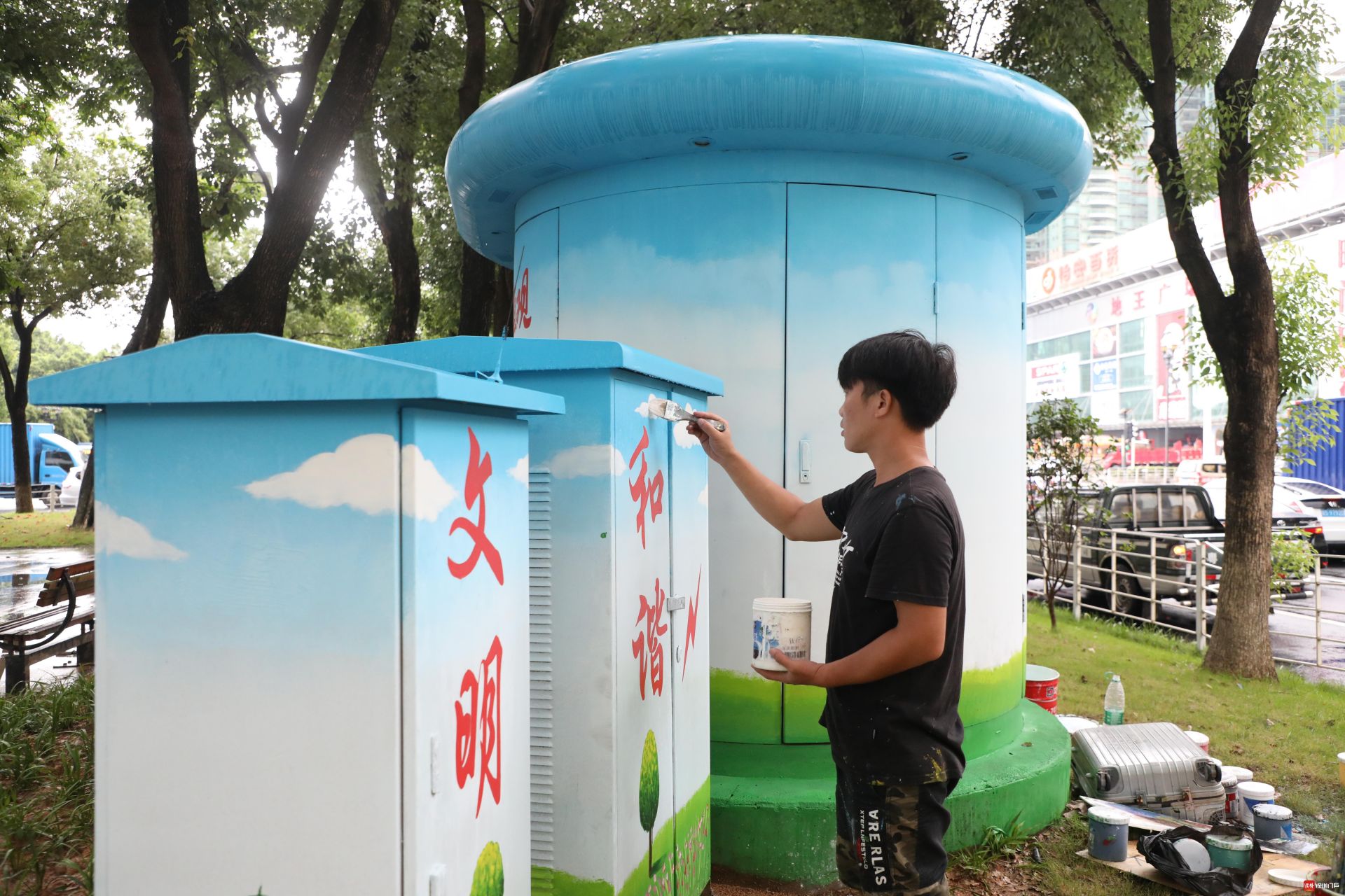 箱体穿“彩衣”！东莞长安再添靓丽城市风景线
