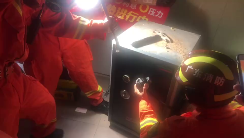 玩躲猫猫，7岁女童把自己锁进保险柜了！