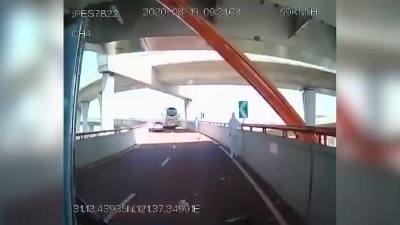 上海中环客车擦撞高架施工车，致2死1伤