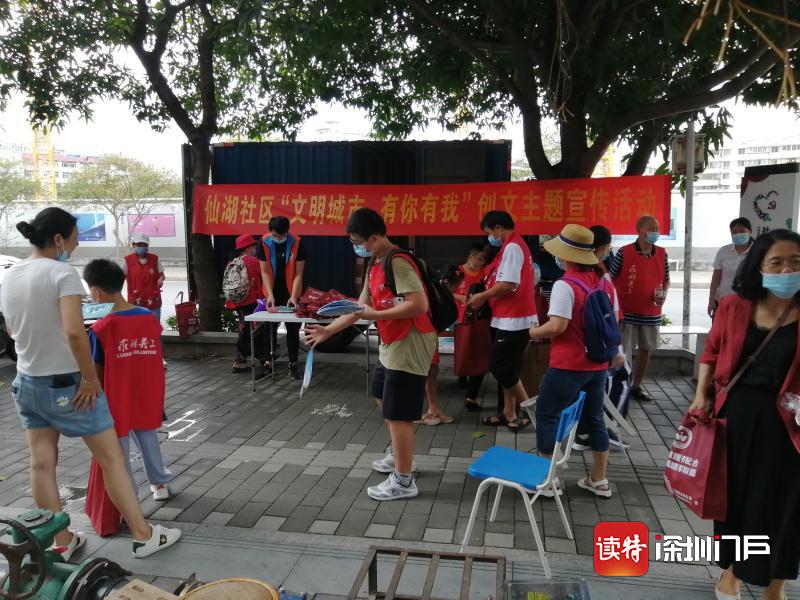 学生义工向居民发放禁毒宣传册 莲塘街道开展禁毒宣传活动