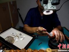 探访全球最贵口罩制作现场 手工镶钻价值千万